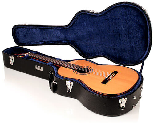 Performer Classical / 00 Acoustic Guitar Hardshell Case interior with guitar